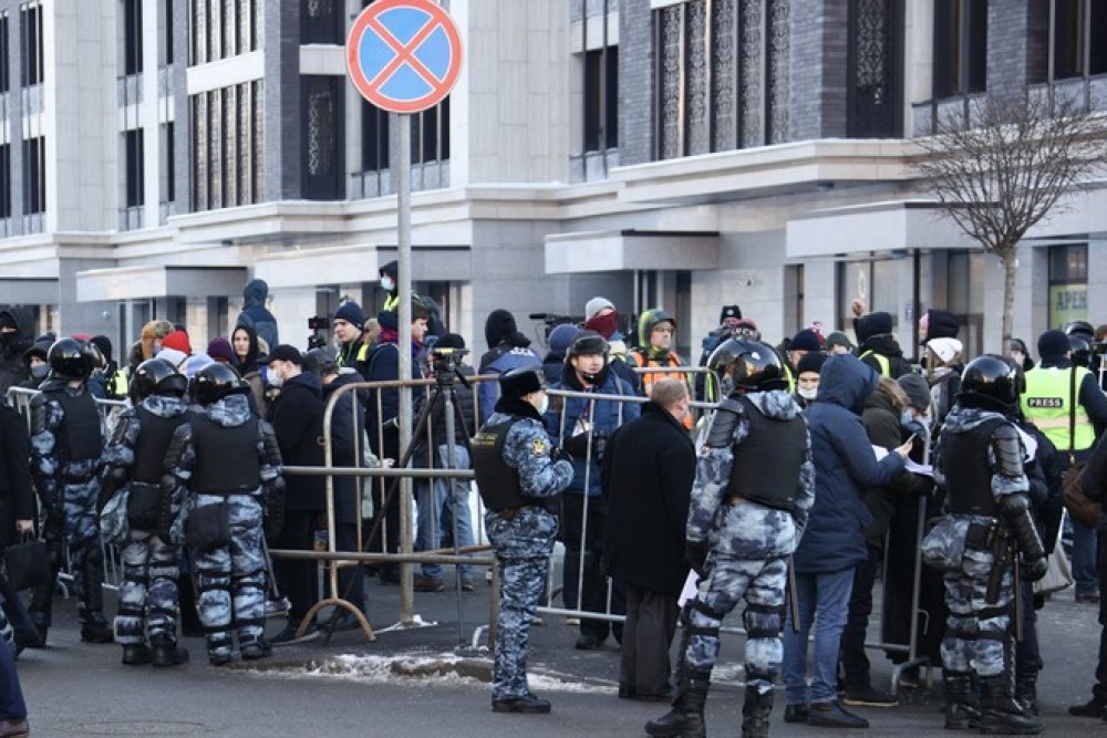 Poliţia Kremlinului arestează persoane adunate în faţa tribunalului ce urmează să se pronunţe în cazul Navalnîi
